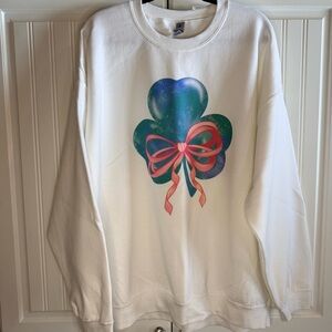 Gildan Heavy Blend Shamrock Sweatshirt – White – Size 2XL